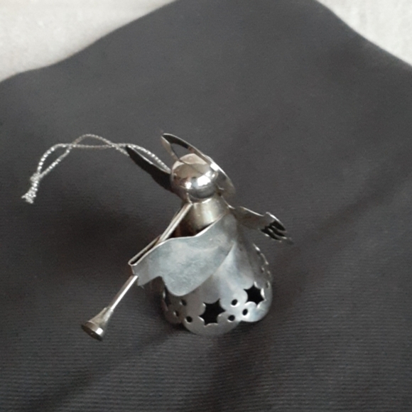 4 metal angel ornaments made in China. - Picture 3 of 8